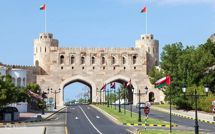 Travel from Dubai to Oman in Luxury and Comfort